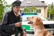 Ob der süße Bestechungsversuch von Staller (Helmfried von Lüttichau) klappt?