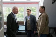 Lars (Ingo Naujoks, M.) und Finn (Sven Martinek, r.) konfrontieren den L&uuml;becker Richter Harald Jahnke (Klaus Nierhoff, l.) damit, dass sein Sohn verd&auml;chtigt wird, einen Brand gelegt zu haben.