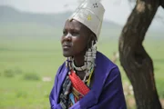 Mit dem Regen hat das Warten eine Ende: Massai-Frauen kümmern sich zu Hause um Kinder und Alte, während die Männer mit den Herden dem Wasser folgen müssen. Kommt der Regen endlich wieder in die Serengeti, kehren auch die Hirten zu ihren Familien zurück.