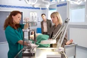 "Soko Kitzbühel", "Süchtig." Hannes und die Gräfin werden Zeugen einer heftigen Explosion in einem Ferienhaus. Am Tatort entdeckt die SOKO die Reste eines Drogenlabors - und eine männliche Leiche. Allerdings ist der Mann, der als Simon Krautzer identifiziert wird, nicht durch die Explosion ums Leben gekommen, sondern Stunden vorher erschlagen worden. Karin und Lukas versuchen herauszufinden, wer mit Krautzer und dem Drogenlabor zu tun hatte. Über das Ferienhaus kommen sie an die Immobilienkauffrau Marina Schmidt, die tief in die Machenschaften des wendigen Geschäftsmannes Hans Seebacher verstrickt ist, der wiederum als Fixstern der ansässigen Drogenszene gilt. Das jedenfalls erzählt die Apothekerin und Drogengegnerin Susanne Berger, die sich um ihren suchtkranken Bruder Benni kümmert. Und der ist ein guter Freund von Simon Krautzer gewesen - und hat ihn am Abend seines Todes noch besucht.Im Bild (v.li.): Christine Klein (Dr. Haller), Jakob Seeböck (Lukas Roither), Kristina Sprenger (Karin Kofler).