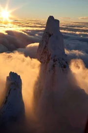Luftaufnahme des Cerro Torre im Wolkenmeer beim Sonnenaufgang. Patagonien, Argentinien.