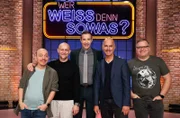 Moderator Kai Pflaume (M.) und seine Rateteam-Kapitäne Bernhard Hoëcker (l.) und Elton (r.) begrüßen in dieser Sendung den Schauspieler Jürgen Vogel (2.v.l.) und den Schauspieler Christoph Maria Herbst (2.v.r.).