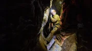"PUR+"-Moderator Eric Mayer steigt mit einem Höhlenforscher hinab in das Windloch - eine Höhle mitten in Deutschland.