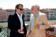 Vice-Questore Patta (Michael Degen, rechts) überredet Brunetti (Uwe Kockisch), seine Ermittlungen nicht niederzulegen.