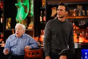 Phil (Leslie Jordan, l.); Max (Cheyenne Jackson, r.)
