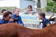 Lea Grosse hat mit den Tieren aus dem Gnadenhof Wöllers Vorgarten besetzt (v.li.: Daniel Urban, Fritz Wepper, Paula/Julia Hoppe, Lars Weström).