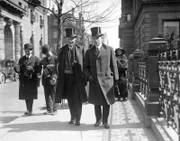 28. März 1915: New York: Gesellschaft auf der Fifth Avenue am Palmsonntag. John D. Rockefeller Sr. und John D. Rockefeller Jr.