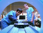 Gegen den Willen der Witwe obduzieren Bug (Ravi Kapoor, l.) und Peter (Ivan Sergei) die Leiche eines Inders. Sie behalten Recht: Der Mann wurde offenbar mit Rattengift ermordet.