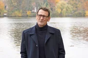 Lars Englen (Ingo Naujoks) trifft am Tatort an der Trave ein.