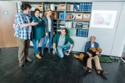 Sievers (Rainer Piwek, l.), Barbara (Nadine Wrietz, 2.v.l.), Karin (Jessica Ginkel) und Stefan (Hendrik Duryn, 2.v.r.) versuchen Direktor Rose (Uli Gebauer), dessen Hund Heisenberg gestorben ist, zu trösten.