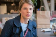 Britta Mantzke (Ann-Kristin Leo) traut im Spielzeugwarenladen ihren Augen nicht.