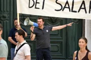 Andrea Santello (Edin Hasanovic) ruft zum Streik vor der Oper auf