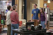 Sheldon (Jim Parsons, 2.v.r.) und Amy (Mayim Bialik, r.) haben aufregende Neuigkeiten f&uuml;r Leonard (Johnny Galecki, l.) und Penny (Kaley Cuoco, 2.v.l). Sie haben beschlossen, einen Schritt weiter in ihrer Beziehung zu gehen und sich ein Tier zulegen m&ouml;chten, um das sie sich k&uuml;mmern wollen ...