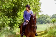 Die freie Tierärztin Dr. Susanne Mertens (Elisabeth Lanz) ist auf der Suche nach einer jungen Reiterin, die mit ihrem Pferd verunglückt ist.