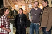 Im Lübecker Industriegebiet am Hafen wird die Leiche des Schauspielers Roland Freesmann gefunden. Finn Kiesewetter (Sven Martinek, M.) und Sandra Schwartenbeck (Marie-Luise Schramm, 2.v.l.) ermitteln im Theaterensemble. Sie befragen Jenny Friedrich (Paula Schramm, l.), die ein Verhältnis mit dem Ermordeten hatte und Requisiteur Helge Kuhlmann (Bernhard Conrad, 2.v.r.).