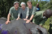 Frank Elstner musste ganz nah an die betäubten Nashörner heran und half dabei diese mit Wasser zu kühlen. Immer mit dabei: Matthias Reinschmidt (r.) und Johannes Kirchgatter vom WWF.