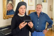 Wöller (Fritz Wepper) erpresst Schwester Hanna (Janina Hartwig) mit einem Video.