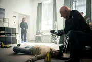 In den 90ern war der Szenefotograf Alex Schmitz (Sven Gerhardt) sehr angesagt. Jetzt wurde er in seinem Atelier ermordet. Gerichtsmediziner Dr. Roth (Joe Bausch, rechts) am Tatort. In den 90ern war der Szenefotograf Alex Schmitz (Sven Gerhardt) sehr angesagt. Jetzt wurde er in seinem Atelier ermordet. Gerichtsmediziner Dr. Roth (Joe Bausch, rechts) am Tatort.