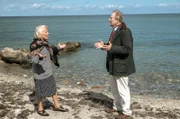 Marion von Brede (Marie Anne Fliegel) und der Inselanwalt Heiko Welting (Gerhard Garbers) streiten sich über alte Zeiten.