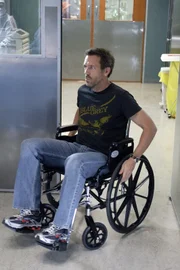 House (Hugh Laurie) kämpft mit einer Rollstuhlfahrerin um seinen angestammten Parkplatz. Um diesen zurückzubekommen, setzt er sich kurzerhand selbst in einen Rollstuhl ...