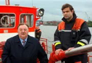 NDR Fernsehen DER DICKE, "Große Pläne", am Montag um 21:00 Uhr. Gregor Ehrenberg (Dieter Pfaff, l.) will sich mit Christina am Hafen treffen.