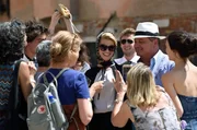 Der Agent Freddy (Jürgen Tarrach, 2.v.r.) und die Operndiva Flavia Petrelli (Leslie Malton, Mitte) freuen sich über das rege Interesse