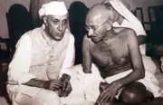 Pandit Jawaharlal Nehru (li.), späterer Premierminister Indiens, und Mahatma Gandhi, Anführer der indischen Unabhängigkeitsbewegung.