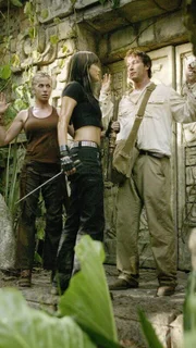 Auch seine Beschützerin Nicole (Sonya Walger, li.) kann nicht verhindern, dass Lana (Kelly Hu) Flynn (Noah Wyle) das Lanzenbruchstück abnimmt...