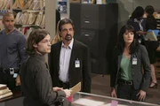 Ein Fall der bereits 20 Jahre her ist und nie geklärt wurde, bereitet Derek (Shemar Moore, l.), Emily (Paget Brewster, r.), Reid (Matthew Gray Gubler, 2.v.l.) und vor allem Rossi (Joe Mantegna, 2.v.r.) Kopfzerbrechen ...