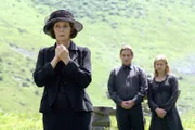 "Soko Kitzbühel", "Jedermanns Tod." Nach einer seiner preisgünstigen Naturbestattungen, bei denen die Asche der Verstorbenen auf einer Wiese verstreut wird, bricht Franz Kubek am Steuer seines Wagens zusammen. Wie sich herausstellt, ist er vergiftet worden. Man möchte es kaum glauben, aber es sieht alles so aus, als wäre Kubek Opfer eines Konkurrenzkampfes im Bestattungsmilieu geworden. Werner Baumgartner, der Besitzer eines traditionsreichen Beerdigungsinstitutes, fühlte sich von Kubeks Diskontangeboten angegriffen und hat ihm sogar mehrmals gedroht. Von Brigitte Artner, die ein privates Krematorium führt und Kubeks Geschäftspartnerin war, erfahren Karin und Lukas von der zweiten Seite in Kubeks Leben: Er war leidenschaftlicher Hobby-Schauspieler. In seiner Laientruppfe finden sich so illustre Mitglieder wie der Notar Joachim Neuhofer und der Ex-TV-Star Gerhard Moser. Letzterer verdient sich sein Geld mit Grabreden beim Institut Baumgartner. Seinen Popularitätsverlust hat er jedoch nie verkraftet - und man fragt sich schon, ob Kubek nicht damit zu tun haben könnte.Im Bild (v.li.): Dagmar Schwarz (Doris Rath), Manfred Beierl (Heinz Kubek), Stephanie Kellner (Regina Kubek).