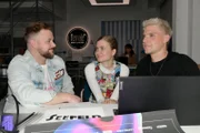 Jonas (Felix van Deventer, l.), Johanna (Charlott Reschke) und Moritz (Lennart Borchert) haben endlich den richtigen Namen für Jonas als DJ.