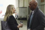 Arizona (Jessica Capshaw, l.) und Callie suchen sich unter ihren Freunden Verbündete für den drohenden Sorgerechtsstreit. Doch auf welcher Seite steht Webber (James Pickens Jr., r.)?