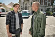 Kommissar Micha Oberländer (Matthias Koeberlin, r.) spricht vor der alten Villa mit Raphael Stadler (Christopher Schärf, l.), dem Betreuer des Feriencamps.