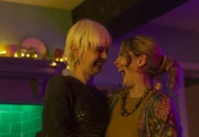 Bonnie (Ella Maisy Purvis, l.) kommt als Übernachtungsbesuch zu Keedie (Georgia De Gidlow), ohne es ihren Eltern zu sagen.