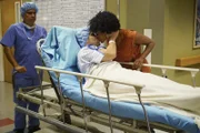 Ihre frische Beziehung wird auf die Probe gestellt, als Kyle (Wilmer Valderrama, M.) erneut am Hirn operiert werden muss: Stephanie (Jerrika Hinton, r.) ...