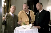 Restaurantchef Ludwig Krammler (Fritz von Friedl, l.) erläutert seine hochtrabenden Pläne, was Polizeichef Gert Achtziger (Alexander Duda, r.) mit Interesse, Rosenheim-Cop Korbinian Hofer (Joseph Hannesschläger) mit Skepsis verfolgt.