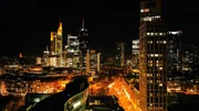 Ein Lichtermeer: Frankfurt leuchtet bei Nacht.