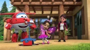 Um die Ankunft der Monarchfalter gebührend zu feiern, hat Andrea bei den Super Wings ein Schmetterlings-Königinnenkostüm bestellt.