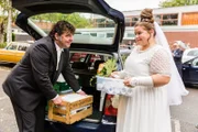 Die Hochzeit von Sievers (Rainer Piwek) und Barbara (Nadine Wrietz) steht unmittelbar bevor.