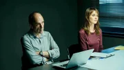 Petra (Paola Cortellesi) und ihr Vorgesetzter Pessone (Antonio Zavatteri) nehmen Nicola und Imbreccia in die Zange.