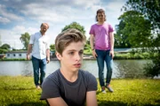 Till (Otto von Grevenmoor, Mitte) fühlt sich von seinem Vater (Rainer Strecker, li.) und Luke (Tilman Pörzgen, re.) hintergangen.