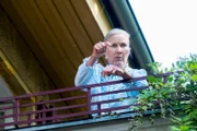 "Balkonszene": Waltraud (Hedi Kriegeskotte) verfolgt skeptisch den erneuten Besuch von Leahs "Romeo", der eigentlich Torge heißt.