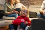 Emilia ist vier Jahre alt. Die Gentherapie hat ihr Leben gerettet. Was bedeutet das für die Familie?