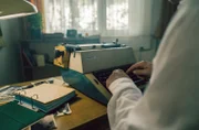 Mit einer Schreibmaschine hat der Serienmörder Mario S. Anfang der 1980er-Jahre Tagebuch über seine Taten geführt. (nachgestellte Szene)