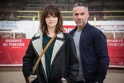 L-R: Juliette Roudet (Adèle Delettre) und Rocher (Philippe Bas)