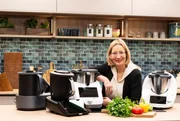 Thermomix und Co. sollen echte Alleskönner in der Küche sein. Häckseln, kneten, kochen, pürieren, wiegen und mittlerweile sogar anbraten. Aber sind kochende Küchenmaschinen wirklich so eine große Hilfe im Küchenalltag? Hauswirtschaftsmeisterin Yvonne Willicks findet es für Sie heraus.