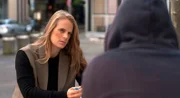 Reporterin Svenja Kellershohn (l) im Gespräch mit einem ehemaligen Vermögensberater.