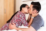 Nach ihrer Versöhnung küssen sich Lien (Nui Nguyen) und Leon (Joel Akgün).