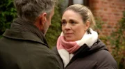 Bella (Alessia Mazzla r.) versucht Gunter (Hermann Toelcke l.) beim Schachspiel um den Finger zu wickeln und ihn so vom Verkauf des Hotels zu überzeugen. Doch Gunter durchschaut ihr Kalkül und wendet sich enttäuscht von ihr ab.