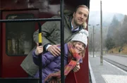 Auch Klaras Schwager Jörg (Stephan Grossmann, l.) und ihre Nichte Lena (Antonia Görner, r.) sind zufällig mit der Harzer Schmalspurbahn unterwegs und genießen die Fahrt. Doch plötzlich entdeckt Lena, dass jemand auf den Gleisen liegt.